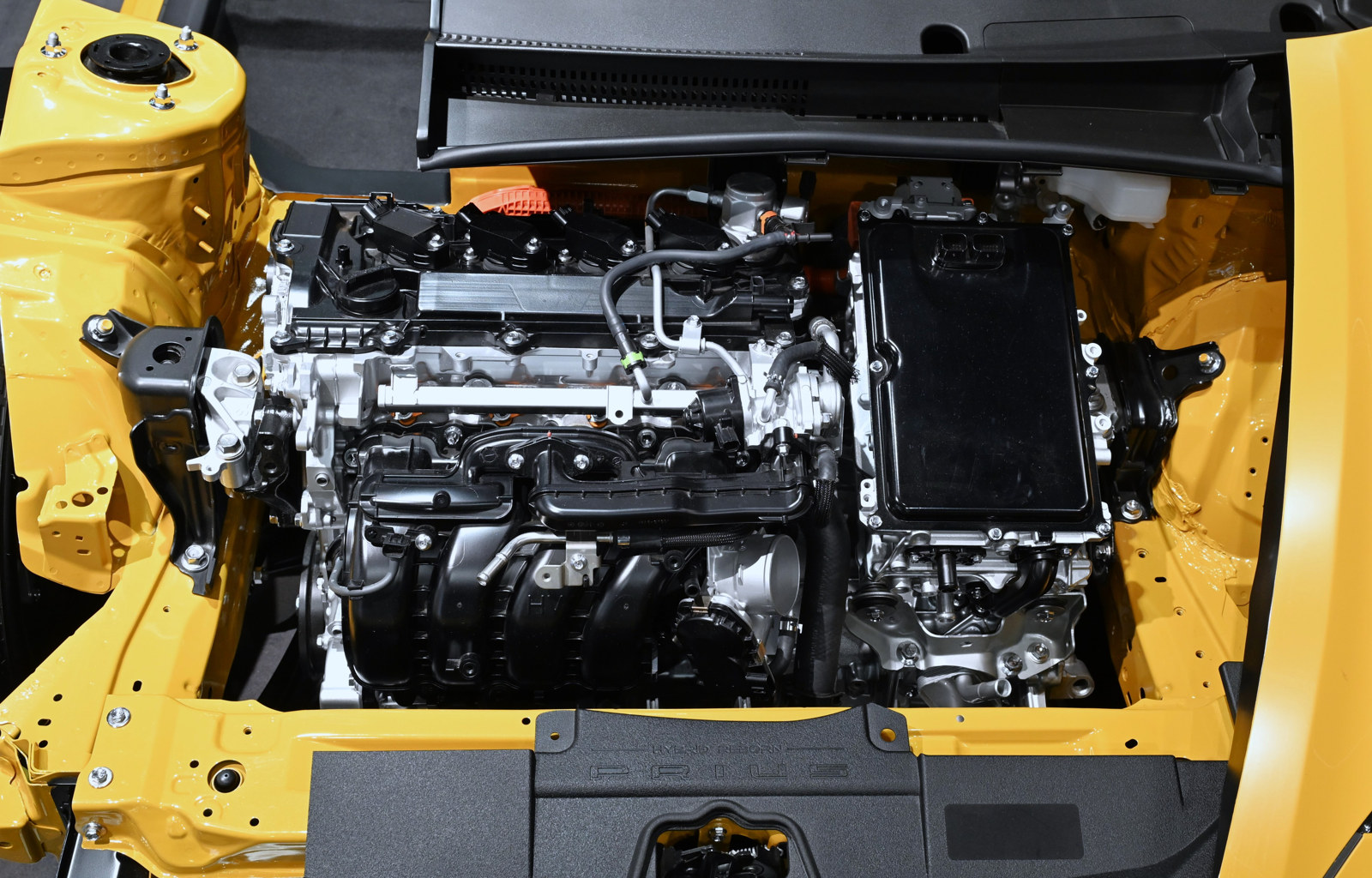 Figura H9. Model secționat de expoziție Toyota Prius PHEV 2023. Amplasarea depinde de generație; fotografia este o referință fizică, nu un ghid de cablare sau de separare electrică. Foto: TTTNIS, Wikimedia Commons, CC0 1.0. Vezi atribuirea imaginilor.