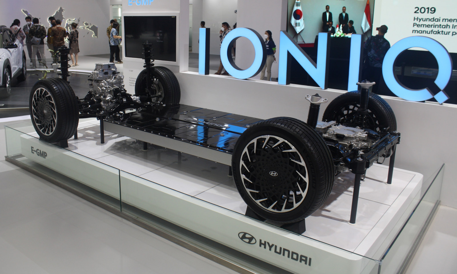 Figura E1. Platformă Hyundai E-GMP expusă și fotografiată în 2021. Bateria montată sub podea și dispunerea unităților de tracțiune ilustrează o soluție de platformă dedicată BEV. Foto: Andra Febrian, Wikimedia Commons, CC BY-SA 4.0. Vezi atribuirea imaginilor.