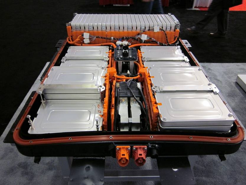 Figura E4. Baterie expusă a unui Nissan Leaf din primele generații. Modulele vizibile ilustrează o construcție modulară; bateriile ulterioare și alte platforme pot folosi formate și soluții termice diferite. Foto: Gereon Meyer, Wikimedia Commons, CC BY-SA 4.0. Vezi atribuirea imaginilor.